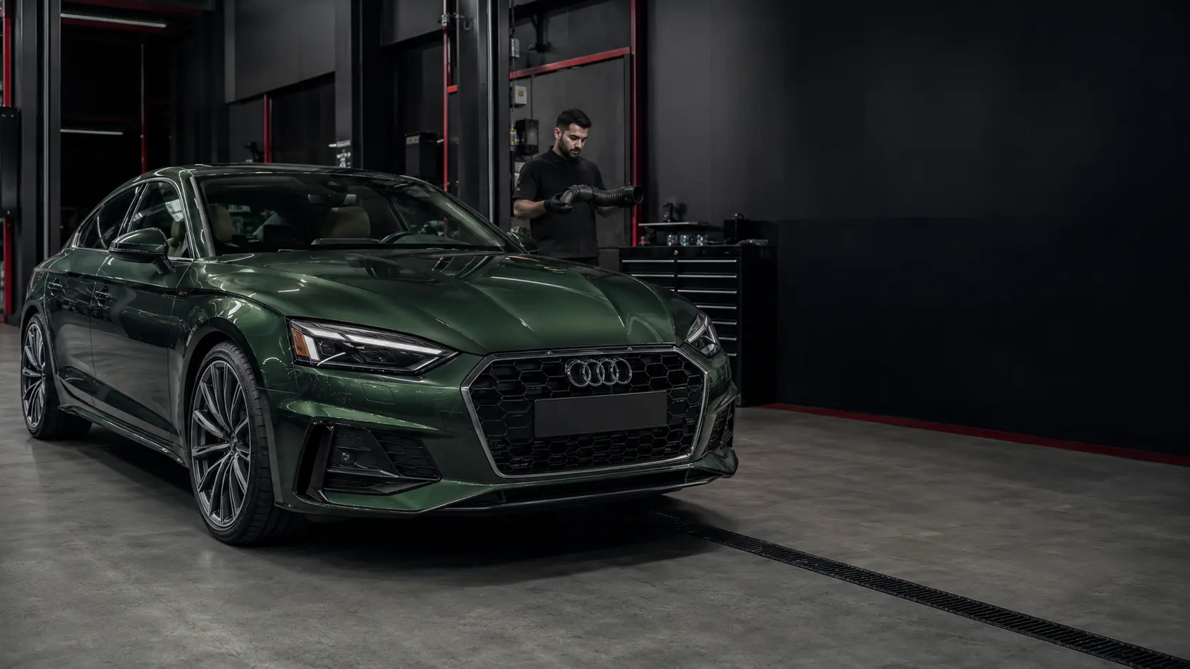 أودي A5 Sportback بلون أخضر داكن عند استقبال الورشة مع شعار الحلقات الأربع في موضعه الأصلي