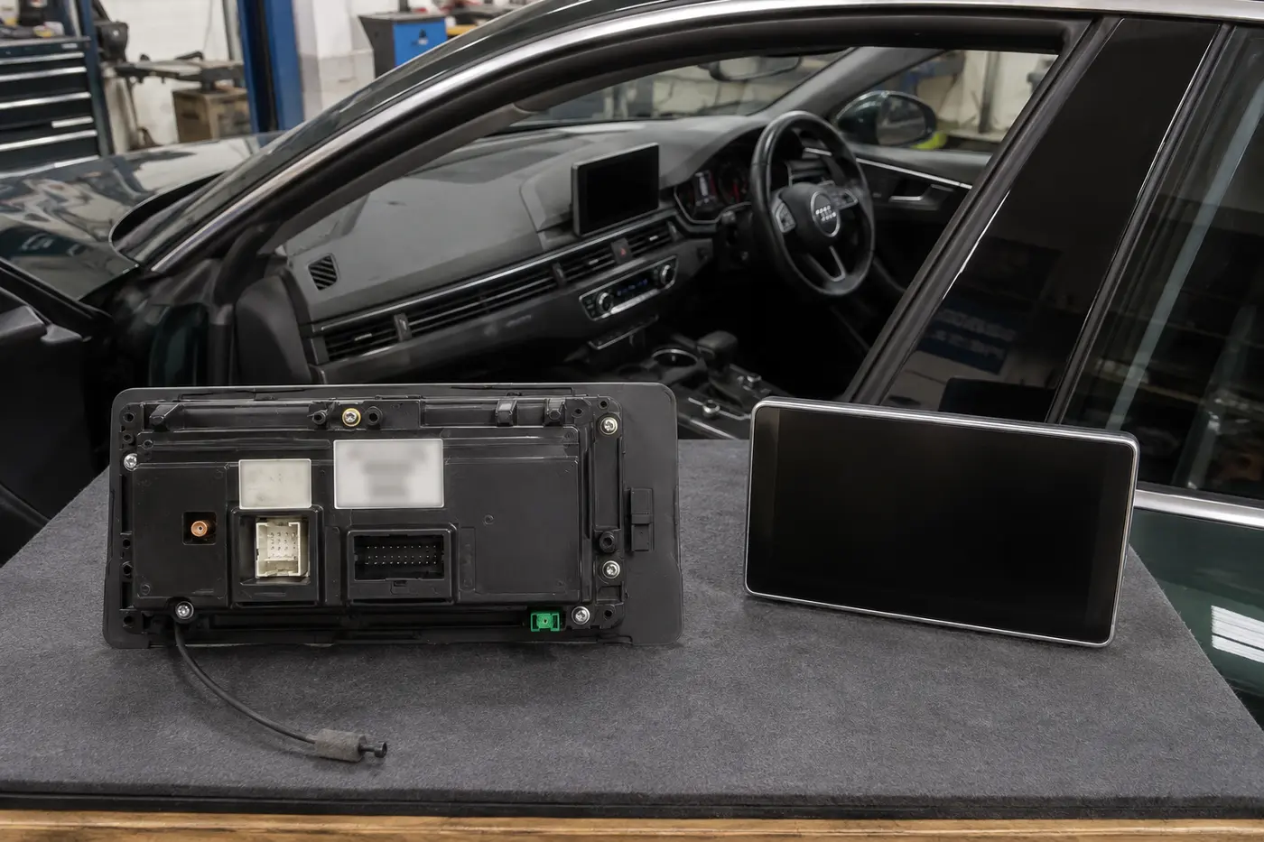 Audi A5 display assemblies compared for part and connector identification
